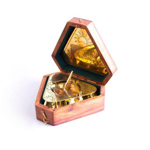 Часы солнечные в деревянной коробке, сувенирные